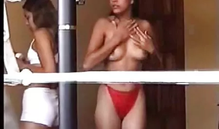 Doux sans culotte baisée extrait film zapmeta dans la cuisine.
