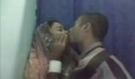 Chad White film x marocain gratuit mange sa femme sur le canapé.