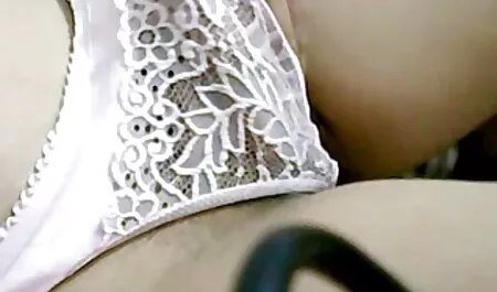 Maman a baisé télécharger video porno gratuite la petite amie de sa fille.