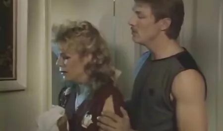 Poulet rasé dans la galerie d'art. film gratis x