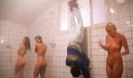 Le médecin porno complet gratuit a mis le sperme sur le visage de la brune.