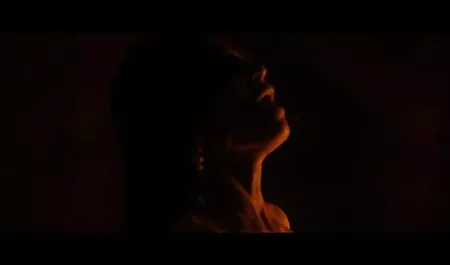 Étirer ses jambes avec souplesse pour un film x gratuit viol homme noir.