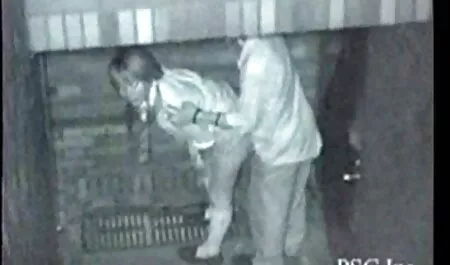La rousse rencontre l'homme sur video x gay gratuite le canapé.