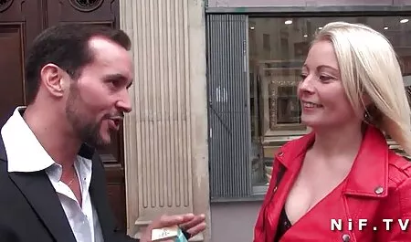 Un homme noir mangeant une film x gratuit film x gratuit femme blanche dans la voiture.