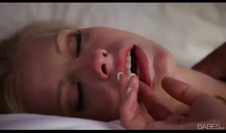 Sucer une grosse bite film x vidéo gratuit hors du trou.