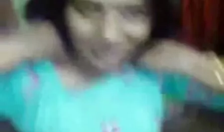 Doigt la bite avec vos pieds et prendre le film x pornovor sperme.