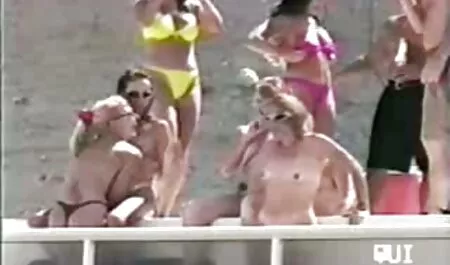 Une fille francais film porno dryuchit dans un préservatif.