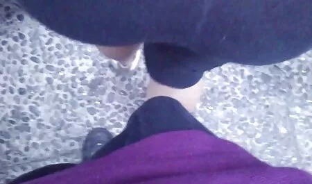 La jeune fille se masturbe avec un gode. video et film porno gratuit