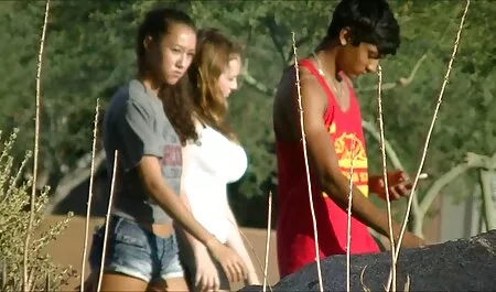 Une femme noire et une femme blanche ayant les films de sexe gratuit des relations sexuelles orales.