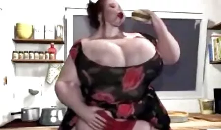 Gros seins sur le canapé rouge. vrai film porno gratuit