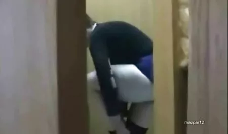 Un francais porno streaming homme touchant son pénis devant une femme.