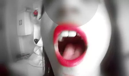 La blonde peinte film gratuit amateur porno tire une longue bite.