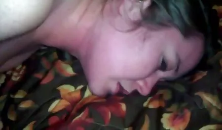 Lesbiennes baise sangle dans le film porno francais hd lit.