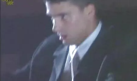 Cheveux bruns avec un je veux voir un film x gratuit homme à l'hôtel.