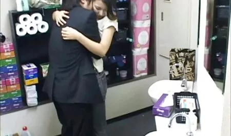 Anika et Alia profitent de la banque. voir des video porno gratuit