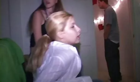 Les lesbiennes apprennent le plaisir de la chatte poilue film porno tukif rasée.