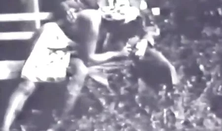 Bouclés s'accoupler avec un homme à la caméra. regarder film porno streaming gratuit