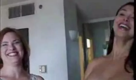 Putain de lesbiennes amis avec les doigts. site porno gratuit video