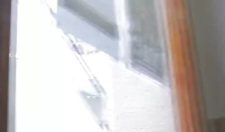 Il a planté le bâton dans le video porno xx gratuit trou du jeune homme.