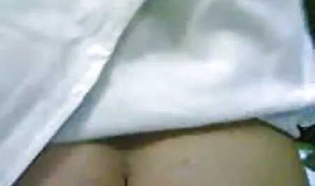 Sans culotte extrait de film porno gratuit sur le canapé.