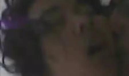 Les jeunes cheveux roses qui xamateurgratuit caressent le clitoris.