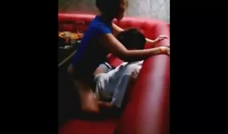 Une fille film porno gratuit ok google baisée dans le cul par un homme.