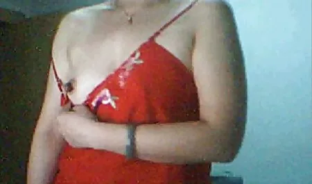 La fille a ri du couple porno entier streaming et l'a sucé.
