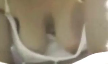 L'entraîneur aide film porno guine la bite à pousser une graisse.
