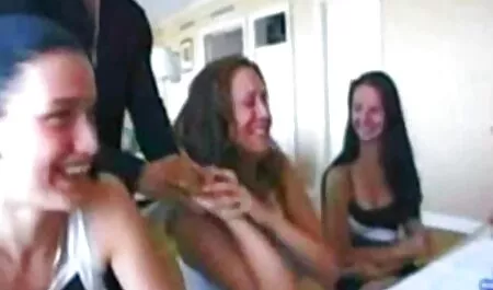 Les filles de pulvérisation films x amateur streaming à travers un membre et un gode.