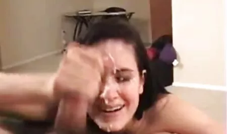 Une fille en sous-vêtements film porno violent gratuit rouges va baiser et venir sur son visage.