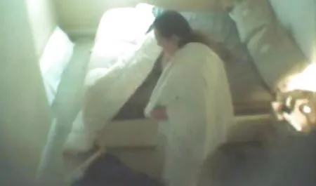 L'homme qui video amateur film x se bat avec deux copines pour la Nouvelle Année dans les dortoirs.