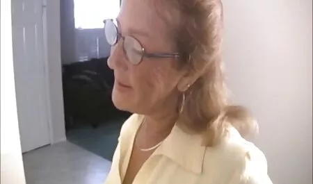 La jeune femme baise un video x streaming amateur jeune homme.
