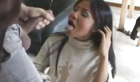 La jeune femme film porno gratuit entier a le sexe oral.