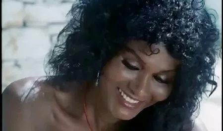 La films x pornovore fille se masturbe avec les doigts et la langue.