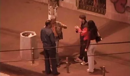 Un homme porno gratuit public qui lèche la chatte d'une fille.